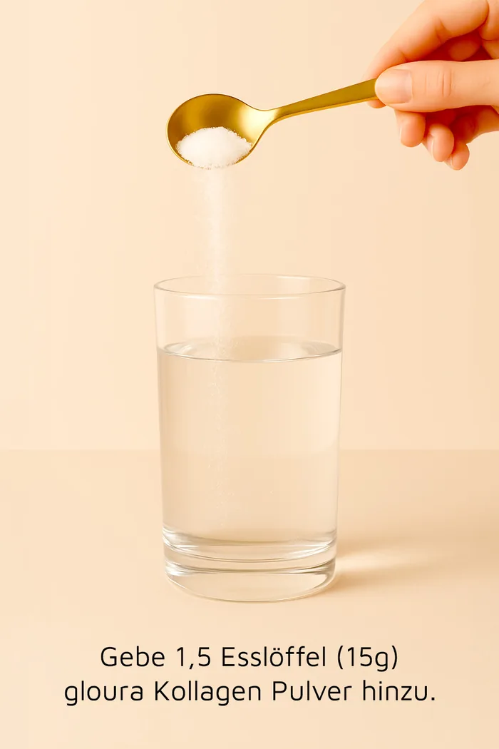 Goldener Löffel gibt Gloura Kollagen Pulver in ein Glas Wasser, Hinweis: 1,5 Esslöffel (15 g)